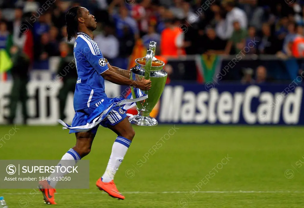 Didier Drogba, FC Chelsea, running across the field carrying the Champions League Cup, 2012 UEFA Champions League Final, Bayern Munich vs FC Chelsea 4...