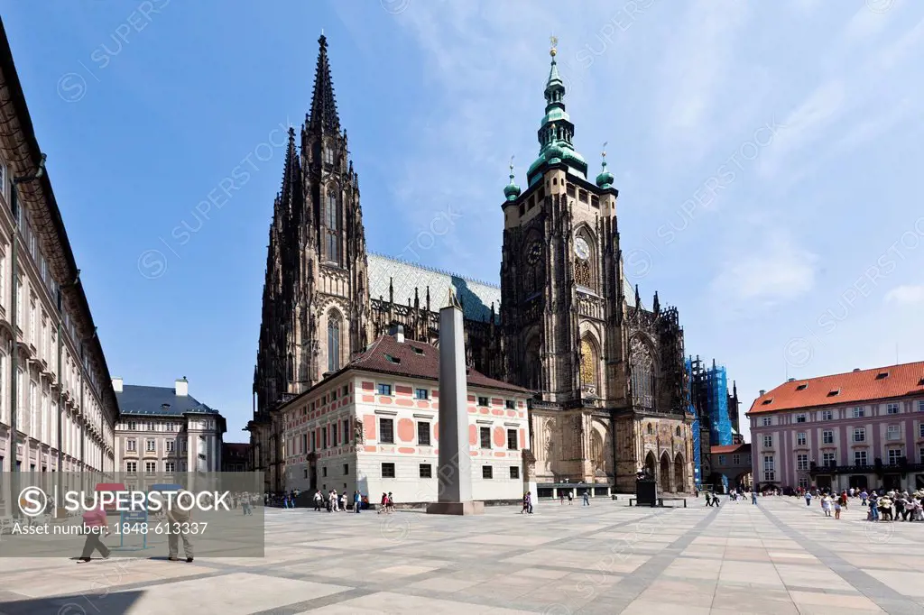 St. Vitus Cathedral, inner courtyard of Prague Castle, with the Mrákotín monolith, Hradschin, Prague Castle, UNESCO World Cultural Heritage Site, Prag...