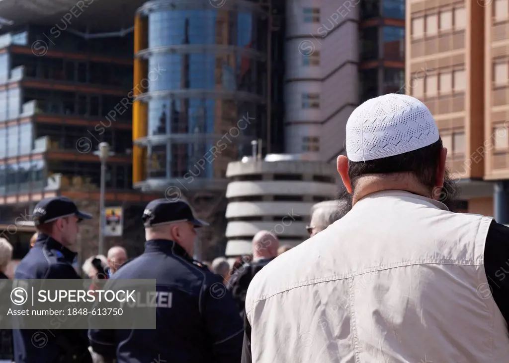 Salafists, police, distribution of free copies of the Quran, The Noble Qur'an, 14.04.2012, Potsdamer Platz, Berlin, Germany, Europe