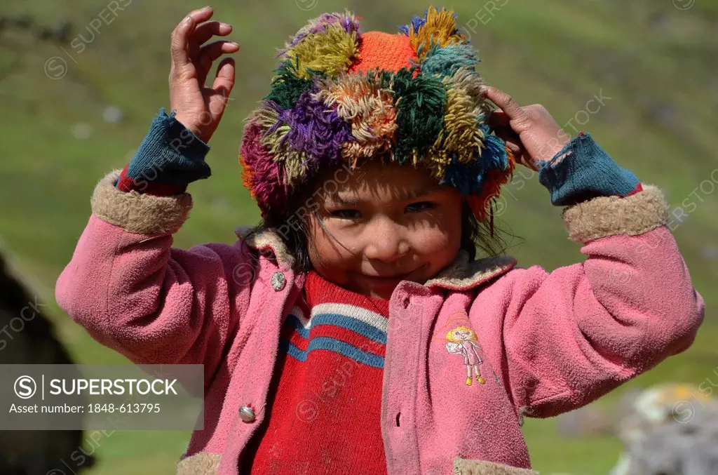 Smiling Indian girl in traditional dress, near Cusco, Cuzco, Peru, Andes, South America