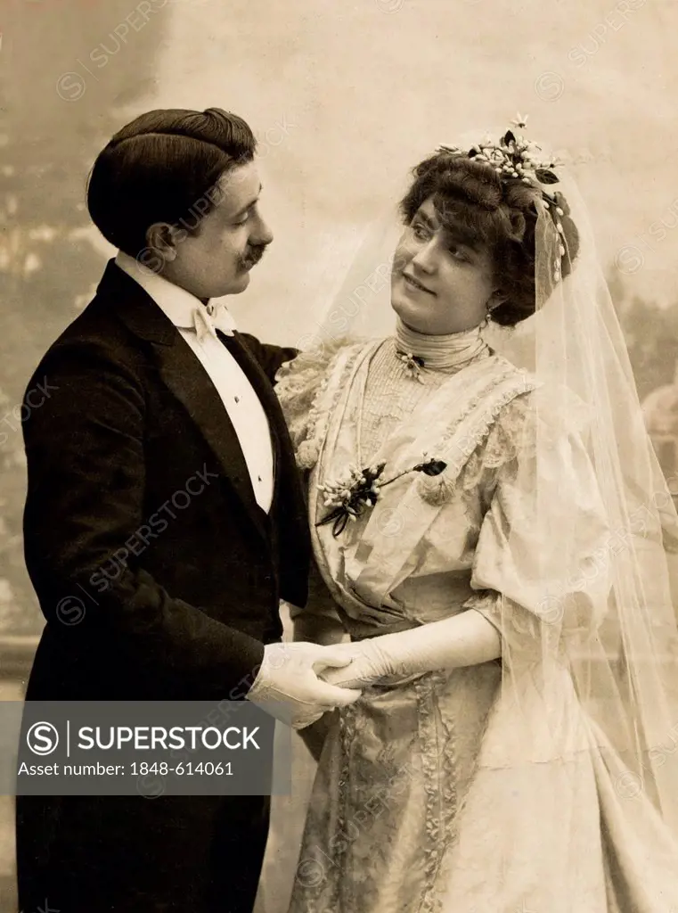 Wedding couple, historical photograph, 1905