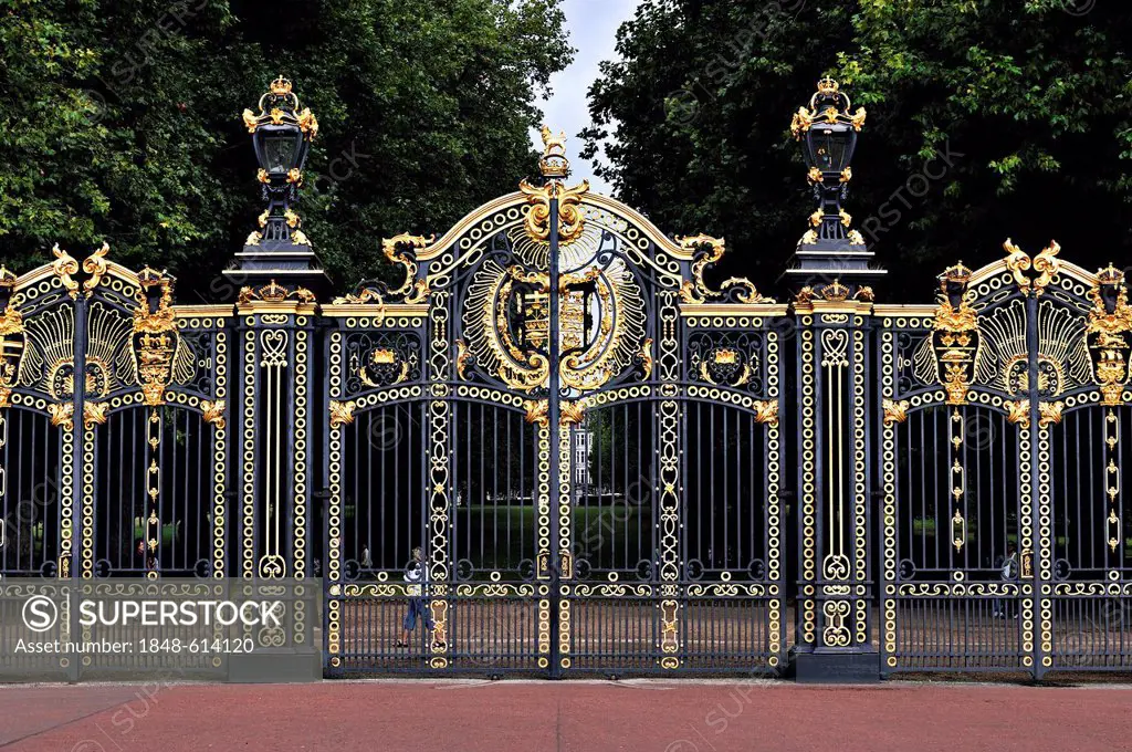 Canada Gate, leading into Green Park, London, England, United Kingdom, Europe