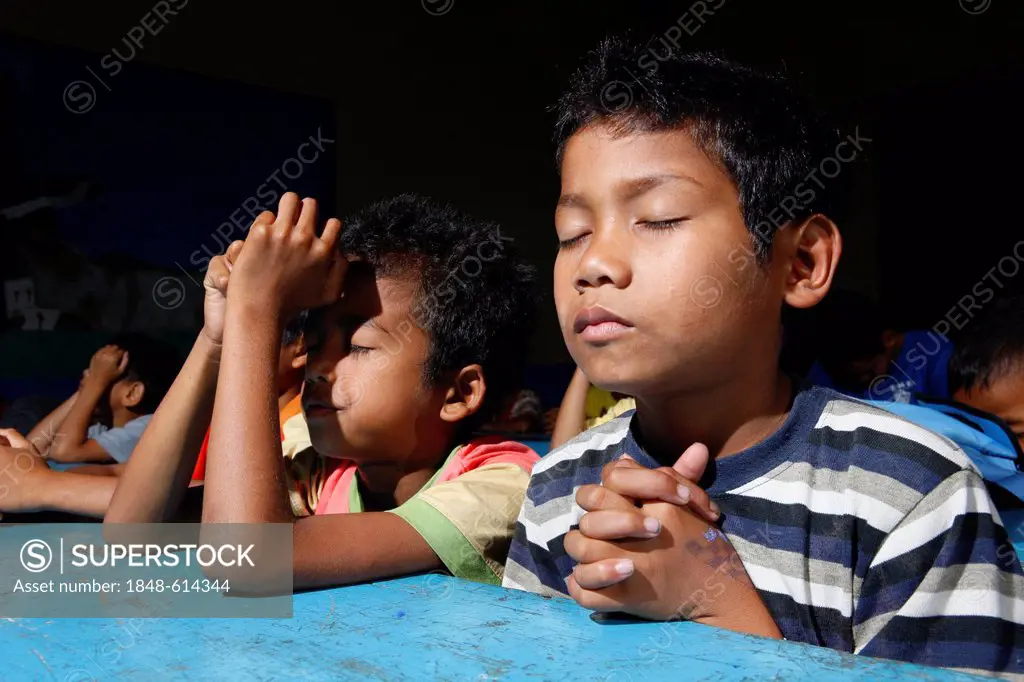 Children praying, Gelora Kasih orphanage, Kabanjahe, Batak region, Sumatra, Indonesia, Southeast Asia