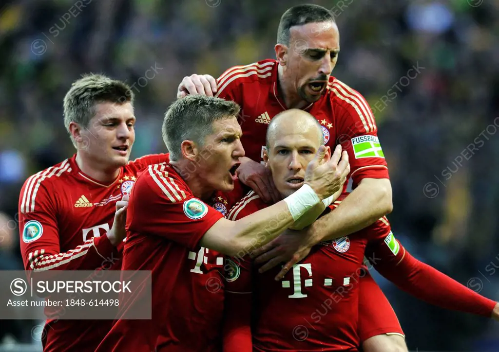 Cheering, Arjen Robben after his converted penalty, 1-1, together with Toni Kroos, Bastian Schweinsteiger and Franck Ribery, from left to right, DFB C...