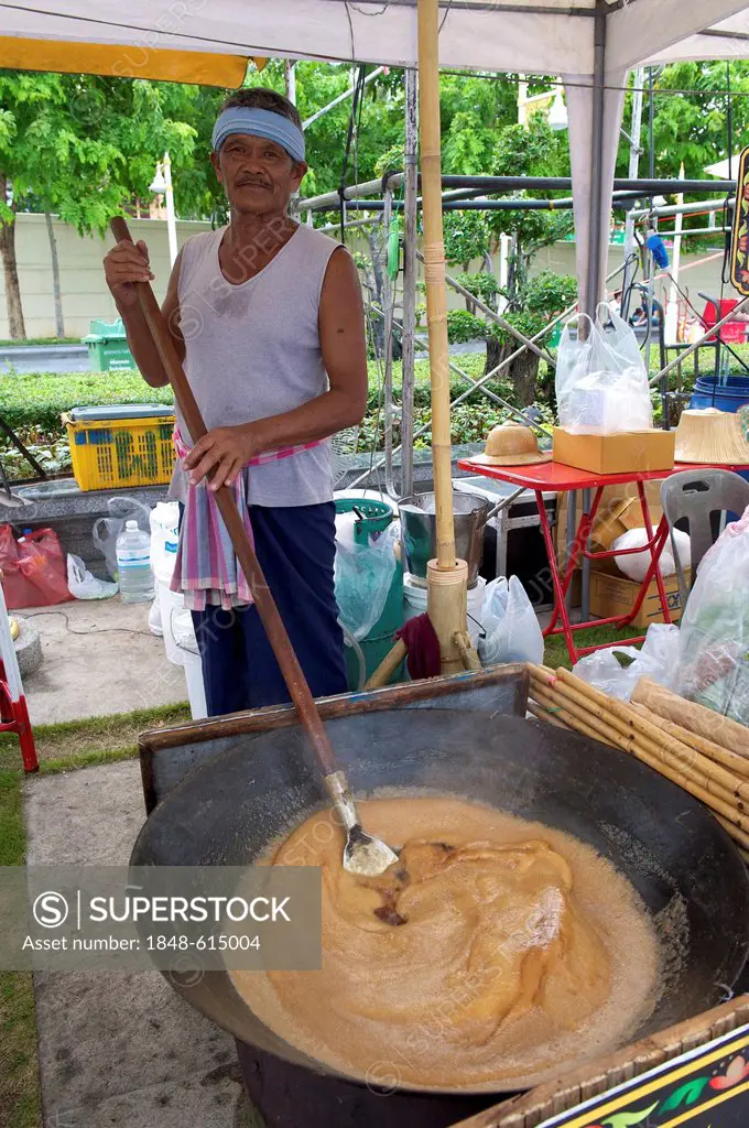 Street vendor boiling sweets made of sugar, rice and peanuts, Bangkok, Thailand, Asia