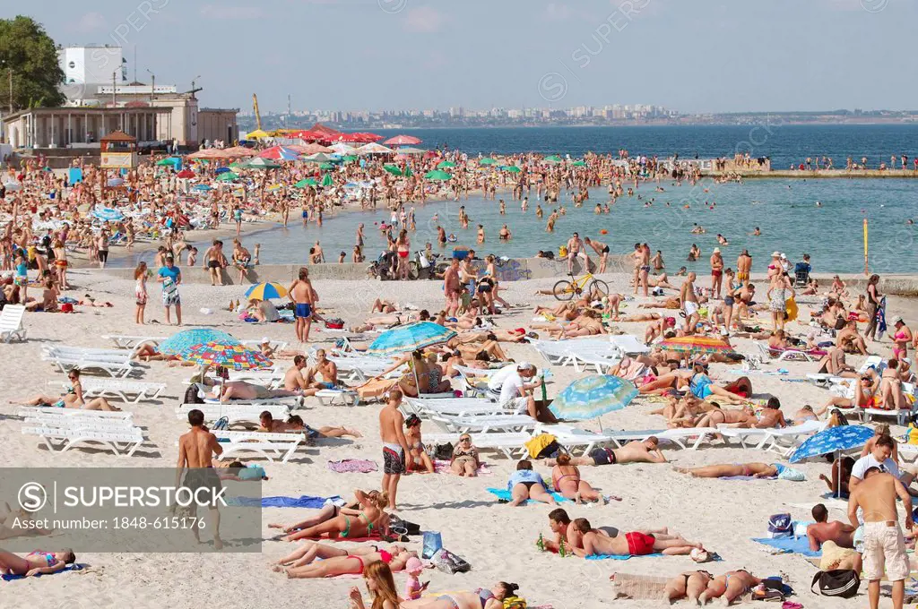 Holidaymakers on beach, Lanzheron, Ukraine, Eastern Europe