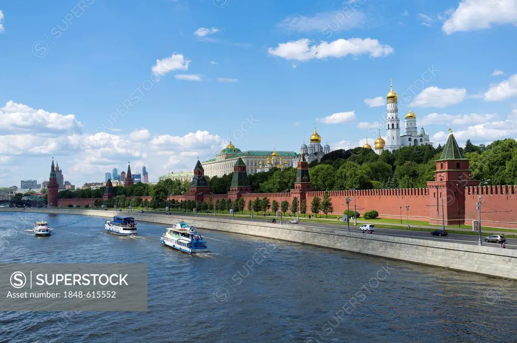 Kremlyovskaya Embankment and Kremlin wall, Moscow, Russia, Eurasia