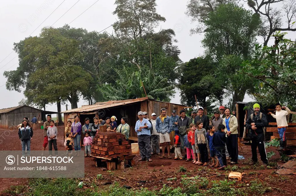 Land grabbing, smallholders who were forced of their land now live in makeshift huts by the roadside, Carlos Antonio Lopez district, Itapua province, ...