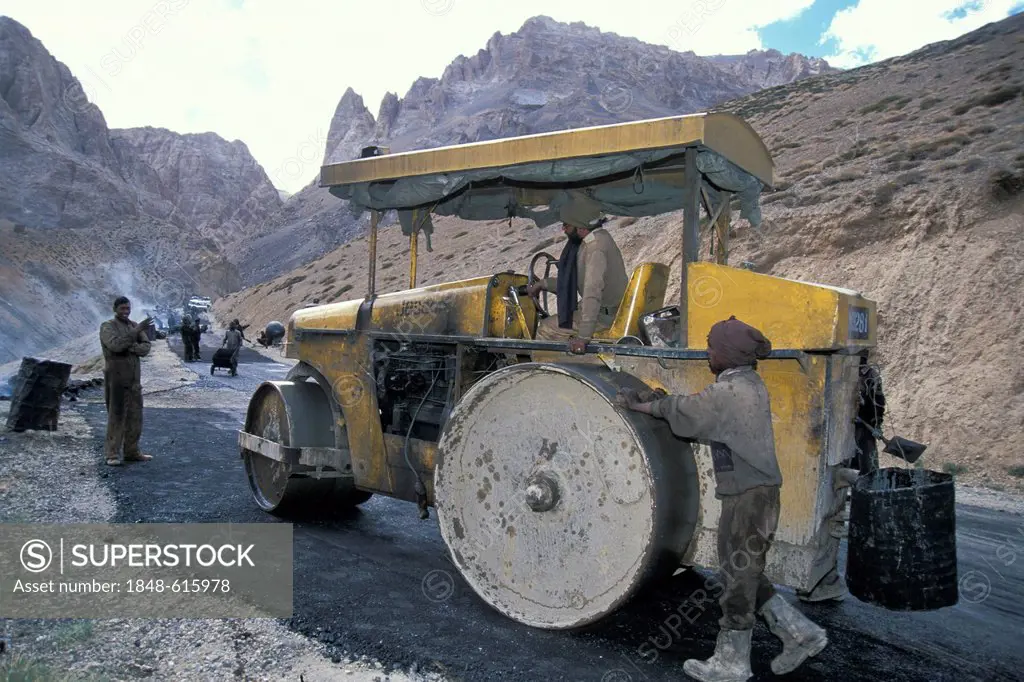 Road workers at the Manali Leh Highway, tarmacking a road at 5000m above sea level, near Pang, Ladakh, Jammu and Kashmir, Indian Himalayas, North Indi...