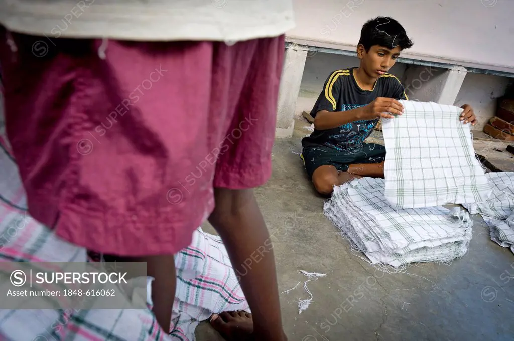 Boy, 13 years, working in a towel production, child labourer, Karur, Tamil Nadu, South India, India, Asia
