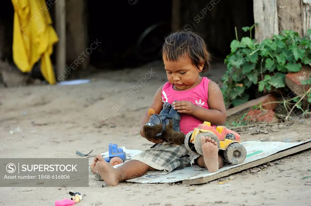 Girl playing, village of Onedi, indigenous Pilaga people, Gran Chaco, Formosa province, Argentina, South America