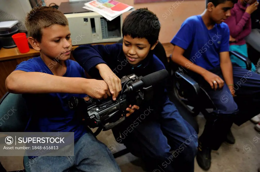 Video course for young people, the participants are holding a video camera in their hands for the very first time, organisation El Culebron Timbal, Cu...