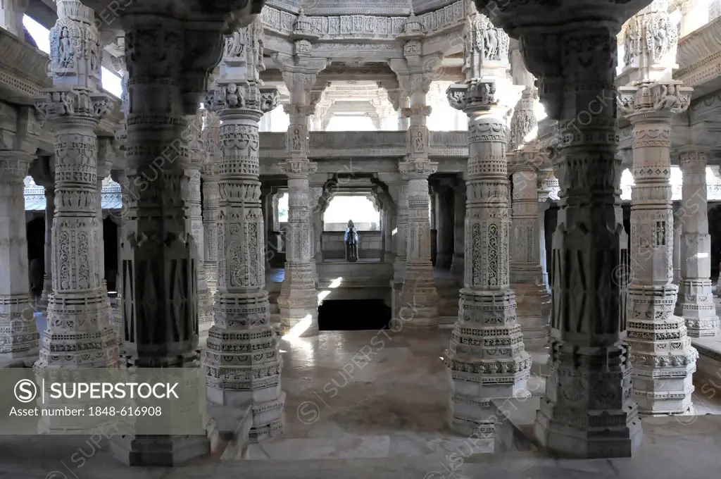 Interior view of a hall with ornate marble pillars in the marble temple of Ranakpur, temple of the Jain religion, Rajasthan, North India, India, Asia