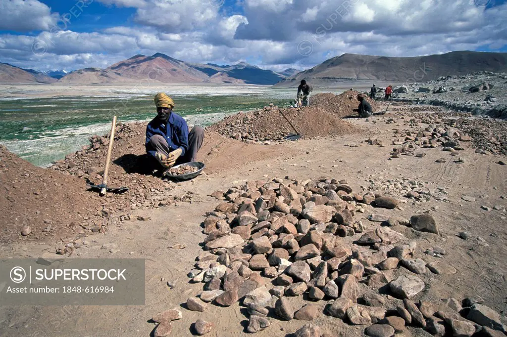 Road workers from the state of Bihar, road works, near the Tso Khar or Tsokar salt lake, Changthang, Ladakh, Indian Himalayas, Jammu and Kashmir, Nort...