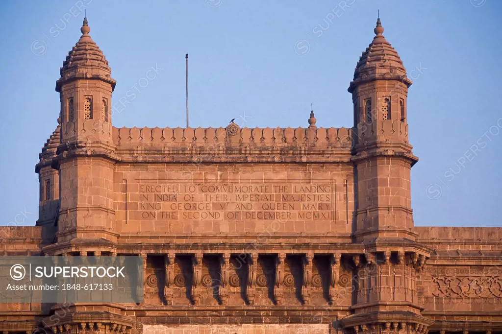 Gateway of India, famous landmark of Mumbai built to commemorate the visit of King George V and his wife Mary, 1911, Mumbai or Bombay, Colaba, Maharas...