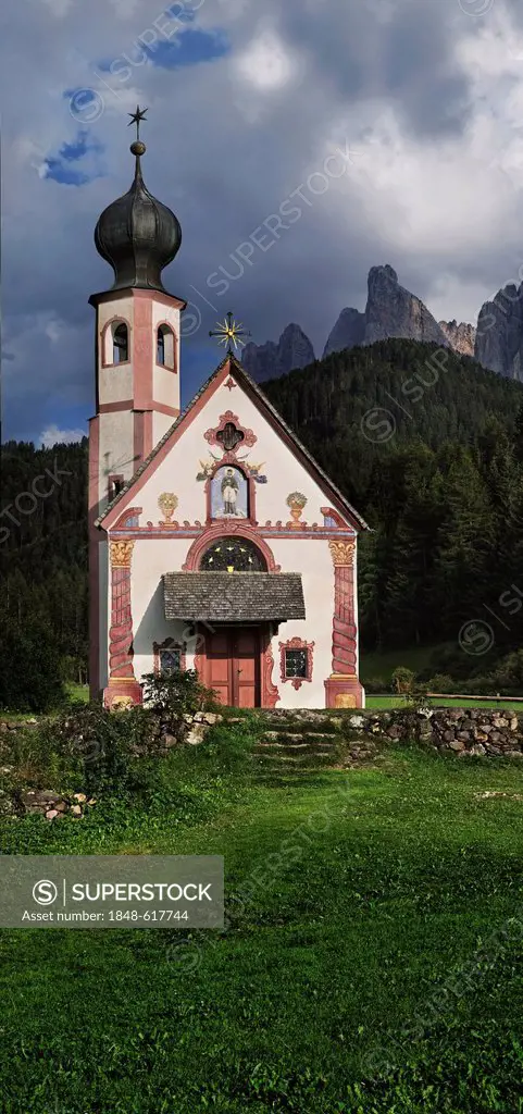 Small church of St. Johann in Ranui with the Geisler Group, Odle Mountains, Villnoess or Funes Valley, Dolomites, South Tyrol, Italy, Europe