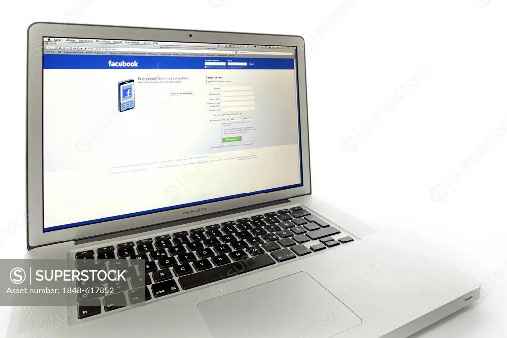 Portuguese language version of Facebook, social networking website displayed on the screen of an Apple MacBook Pro