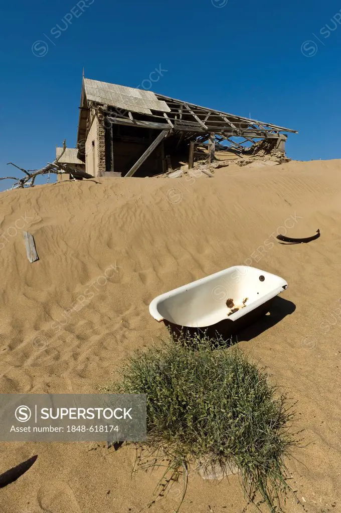 Bath tub and a ruined house, abandoned diamond mine, Kolmanskop, Namibia, Africa