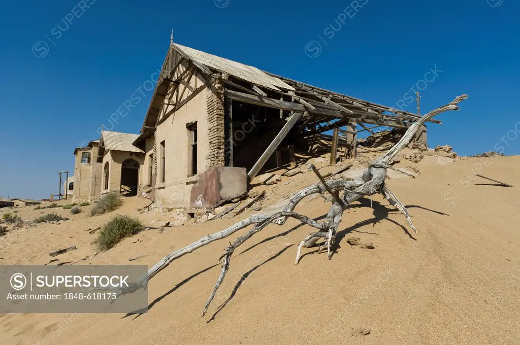 Ruined house, abandoned diamond mine, Kolmanskop, Namibia, Africa