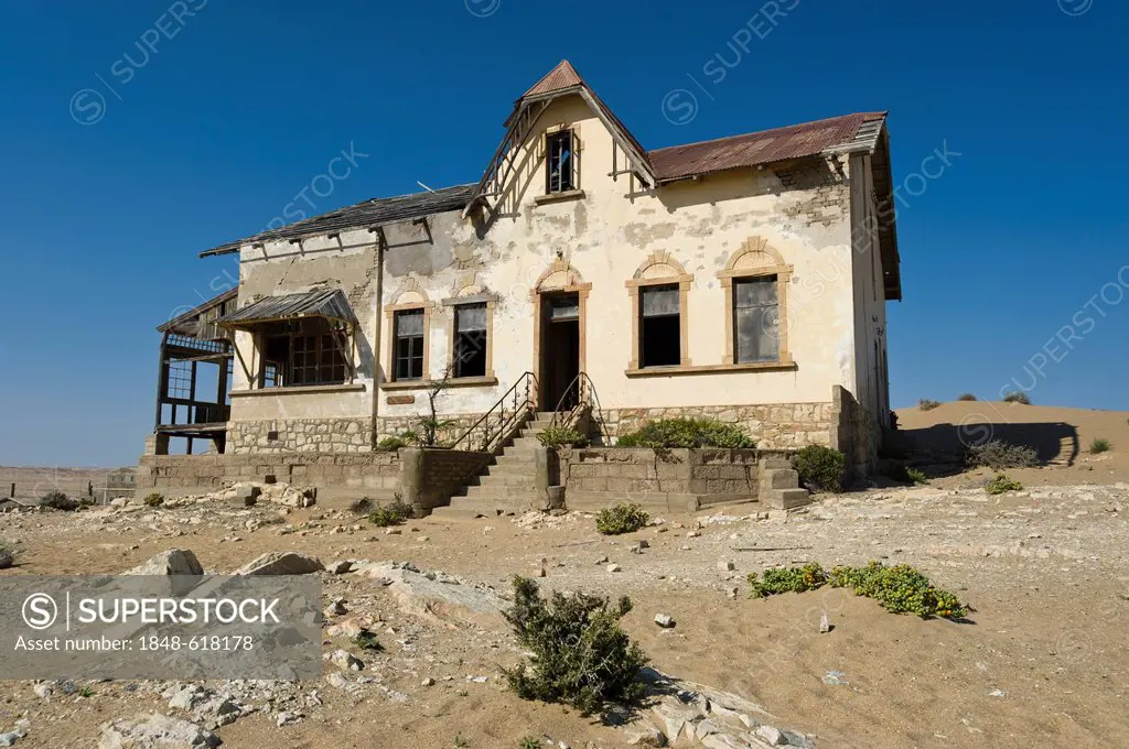 Ruined house of a bookkeeping clerk, abandoned diamond mine, Kolmanskop, Namibia, Africa