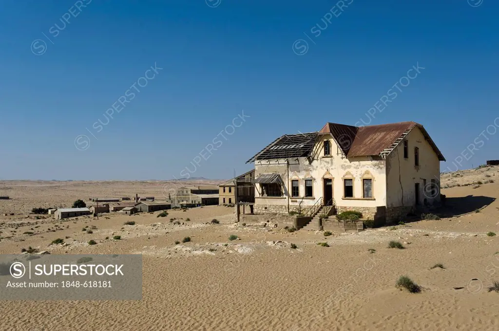 Ruined house of a bookkeeping clerk, abandoned diamond mine, Kolmanskop, Namibia, Africa
