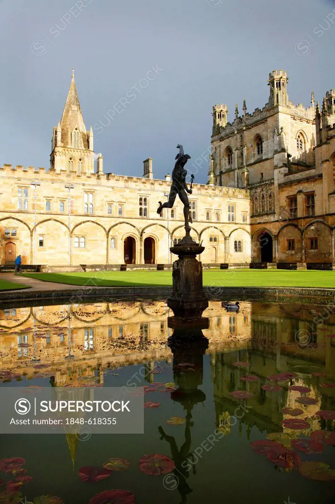 Tom Quad Square, Cathedral, Great Hall and Mercury Fountain, Christ Church College, one of 39 colleges, all of which are independent and together form...