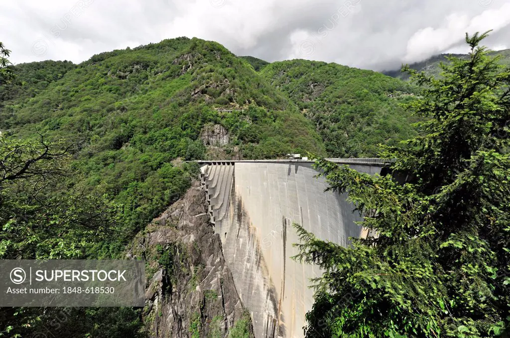 Contra-dam wall with overflows on the sides, site of James Bond's bungee jump in the film Goldeneye, a diving platform in the middle of the dam, arch ...