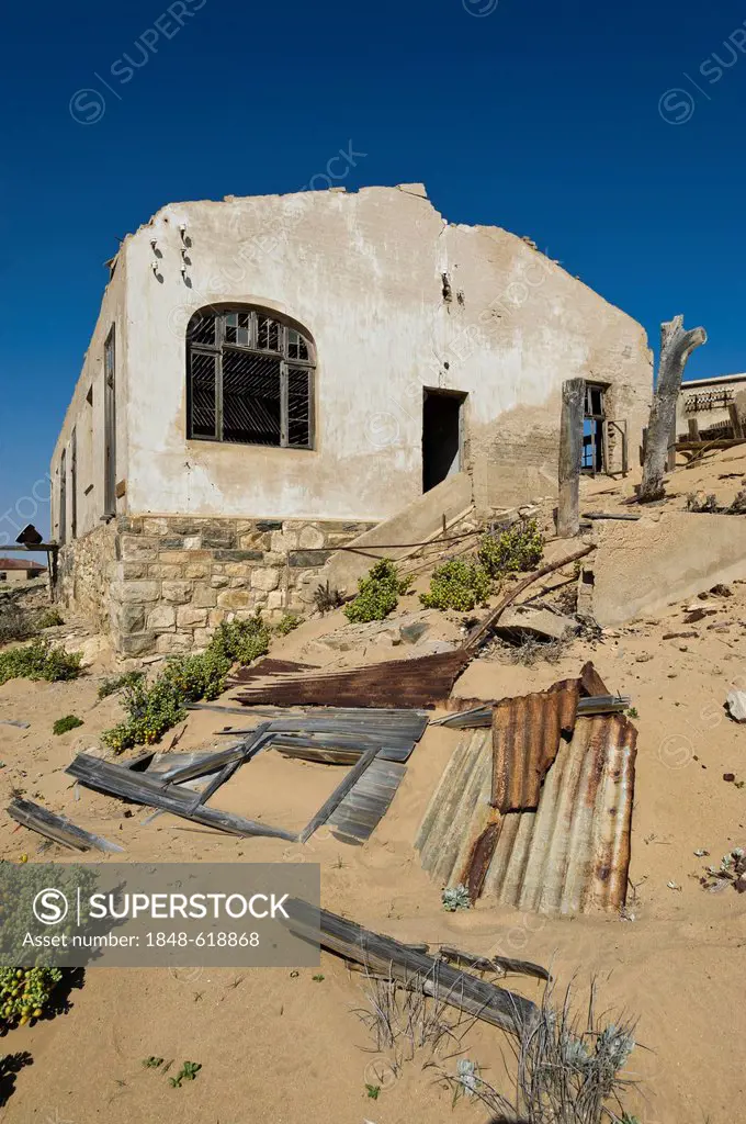 Ruined house, abandoned diamond mine, Kolmanskop, Namibia, Africa