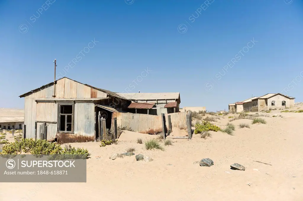 Factory building, abandoned diamond mine, Kolmanskop, Namibia, Africa