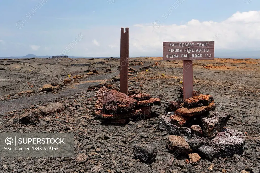 Signpost on the Kau Desert Trail, Kilauea Volcano, Hawaii Volcanoes National Park, Big Island, Hawaii, USA