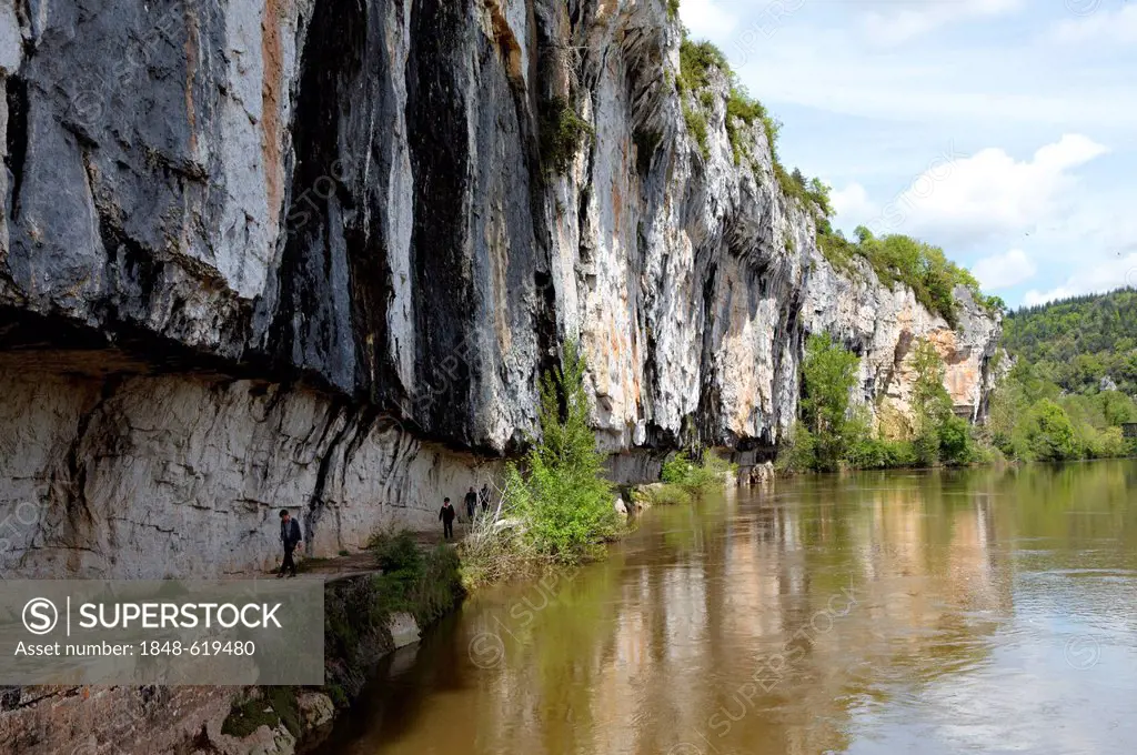 Lot valley, towpaths dug into the rock between Bouzies and Saint Cirq Lapopie, Quercy, Lot, France, Europe