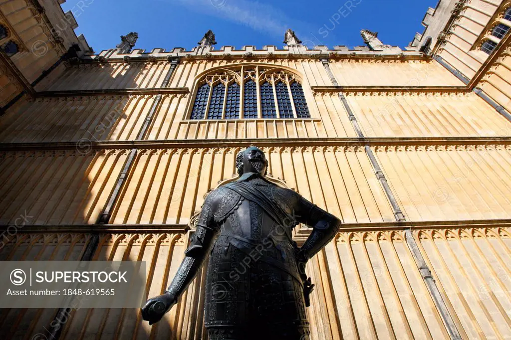 Statue in front of the Bodleian Library, main library of the University of Oxford, Oxford, Oxfordshire, United Kingdom, Europe