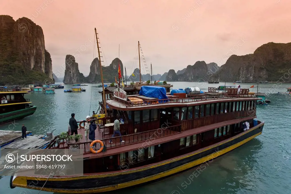 Excursion boat in Halong Bay, Vietnam, Southeast Asia, Asia