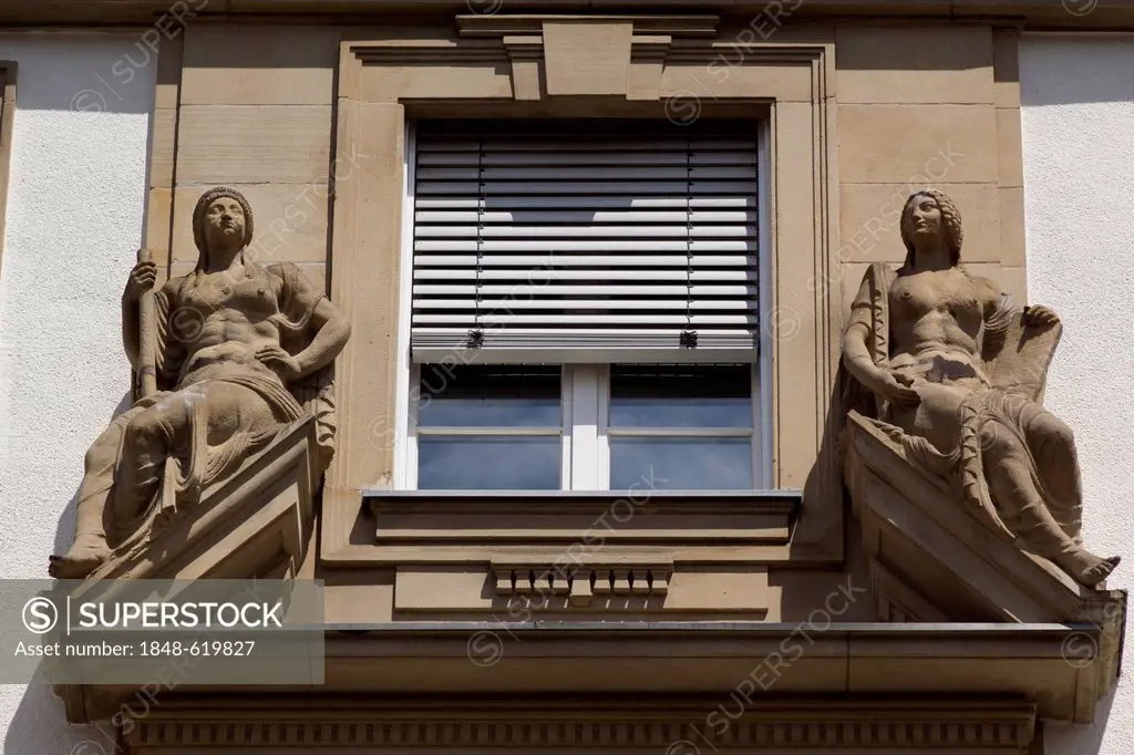 Sculptures next to a window, courthouse, judicial authorities, Frankfurt am Main, Hesse, Germany, Europe