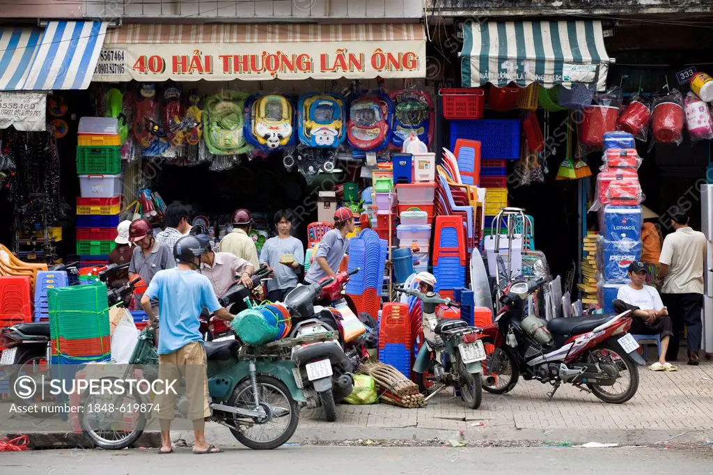 Street scene, Chinese district of Cholon in Saigon, Ho Chi Minh City, Vietnam, Southeast Asia, Asia