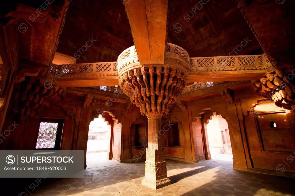 The central pillar of Diwan-i-Khas, Hall of Private Audience, Fatehpur Sikri, near Agra, Rajasthan, India, Asia