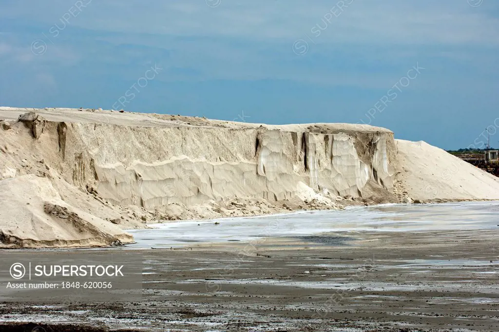 Plie of salt in the Salins du Midi sea water saltworks, Salin-de-Giraud, Arles, France, Europe