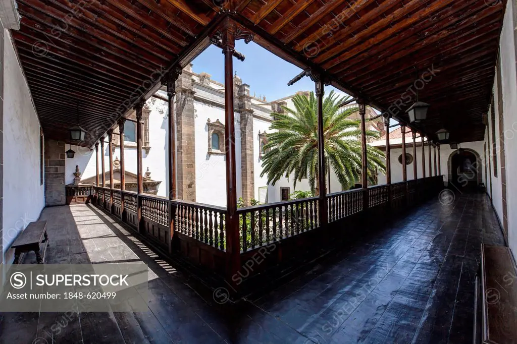 Courtyard of Santa Ana Cathedral in the Old Town of Las Palmas, Las Palmas de Gran Canaria, Canary Islands, Spain, Europe