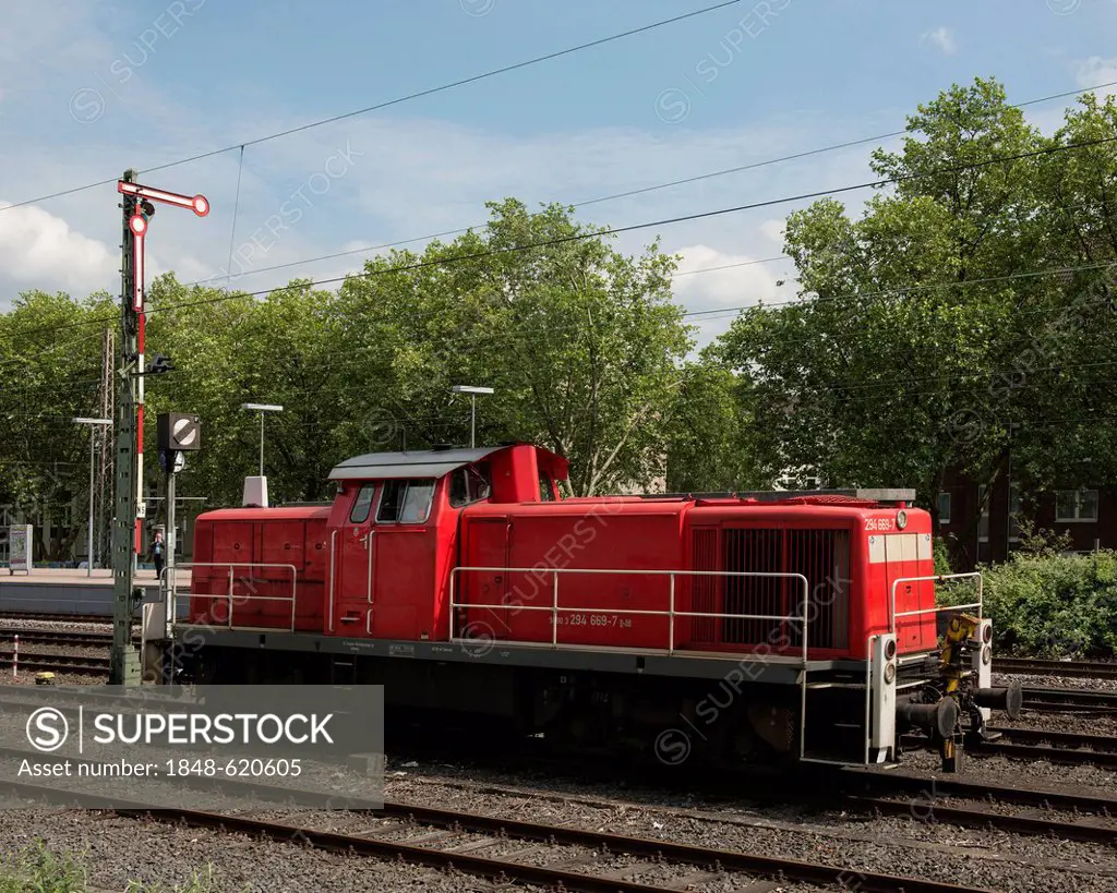 Diesel engine 294 669 7 on a track near Duesseldorf, North Rhine-Westphalia, Germany, Europe