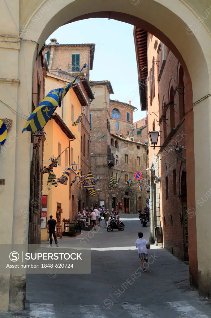 Alley in the historic district of Siena, Italy, Europe
