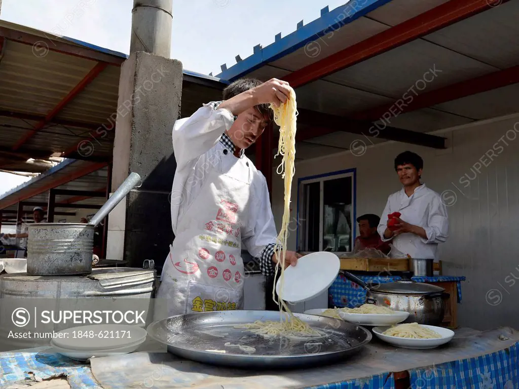Cookshop, Uyghur making fresh hand-made noodles or pasta, Muslim Uyghurs, Silk Road, Uyghur cattle market, Sunday market, Kashgar, Xinjiang, China, As...