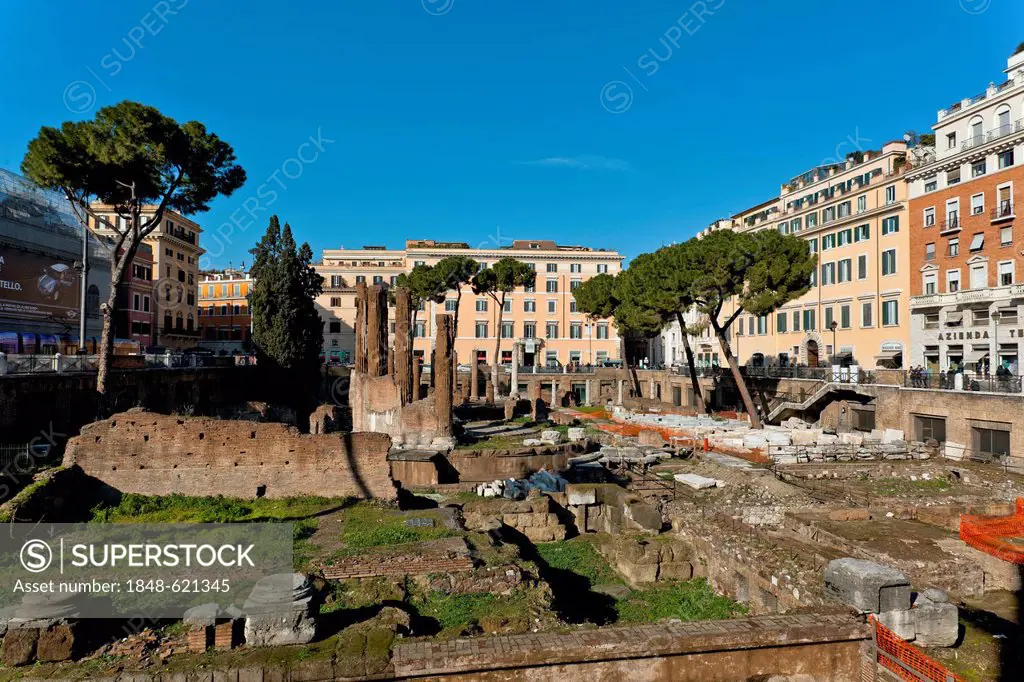 Antique circular temple, Area Sacra Argentina, Largo di Torre Argentina, Rome, Lazio, Italy, Europe