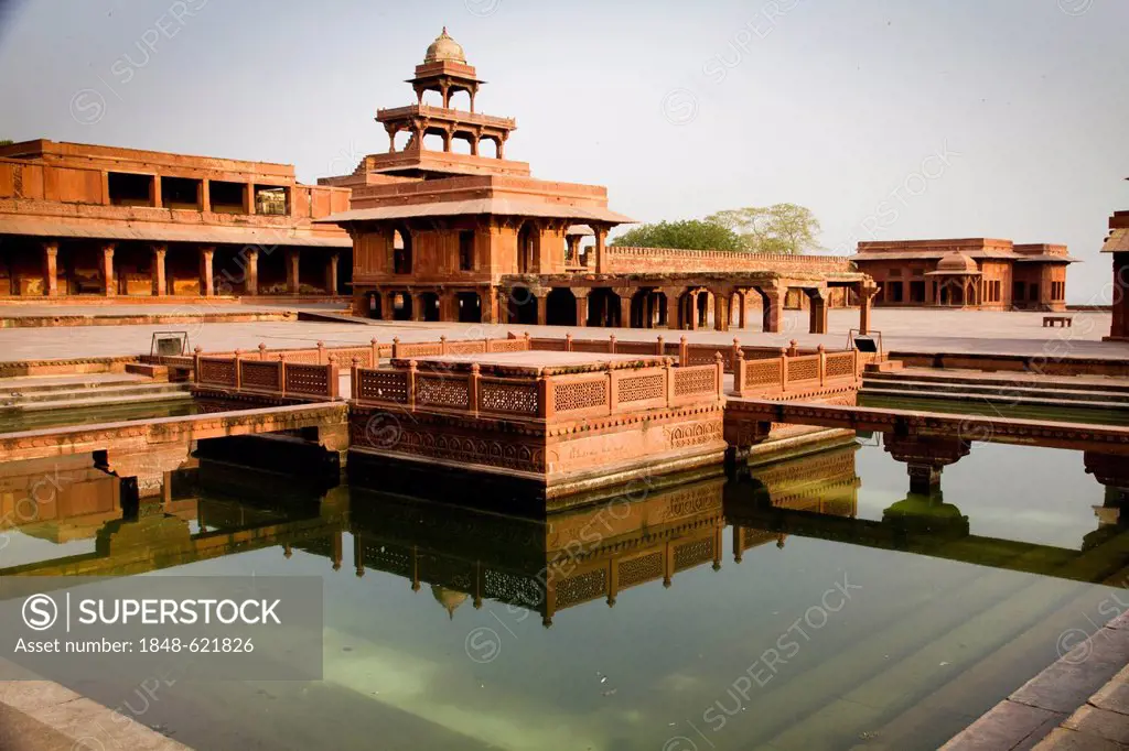 Anup Talao pond, the platform in the middle was used for singing competitions, Fatehpur Sikri, near Agra, Rajasthan, India, Asia