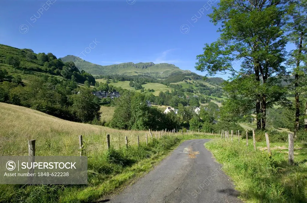 Mandailles valley, Parc Naturel Regional des Volcans d'Auvergne, Auvergne Volcanoes Regional Nature Park, Cantal, France, Europe