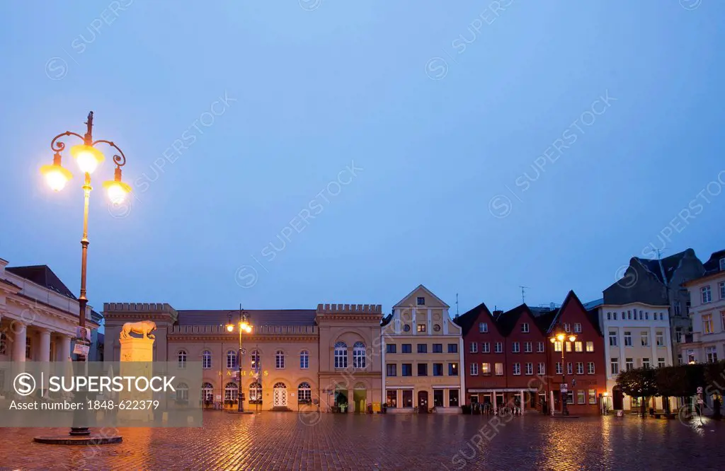 Town Hall on Marktplatz square, Schwerin, Mecklenburg-Western Pomerania, Germany, Europe