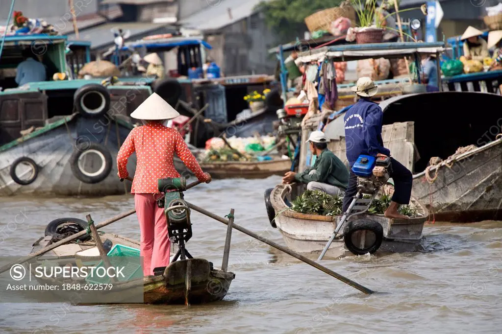 Floating market of Can Tho in the Mekong Delta, South Vietnam, Vietnam, Southeast Asia, Asia