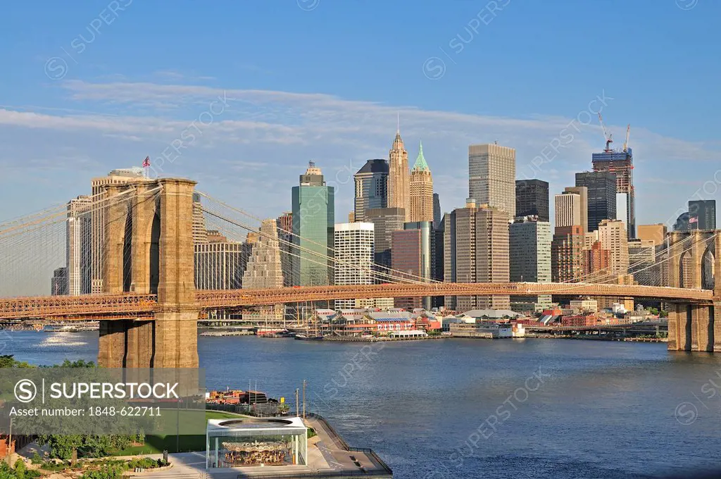 Skyline of Lower Manhattan and Brooklyn Bridge, Empire-Fulton Ferry State Park below, view from Manhattan Bridge, Manhattan, New York City, USA, North...