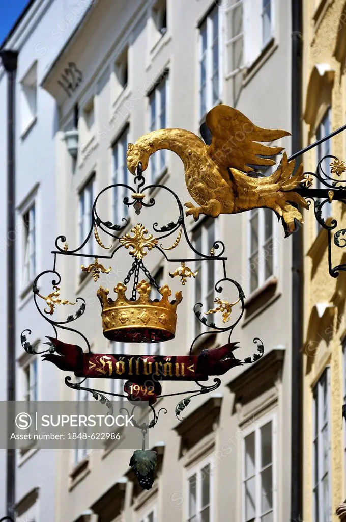 Hanging sign with an eagle and a crown for the restaurant Hoellbraeu, Judengasse, Jewish Lane, Salzburg, Salzburg Province, Austria, Europe