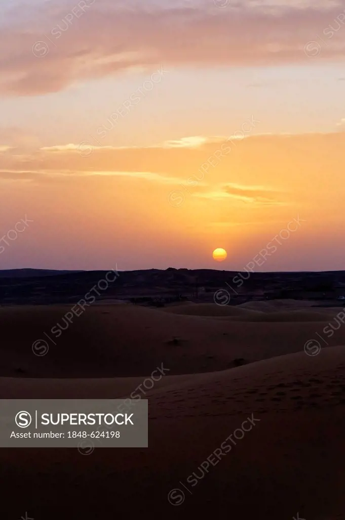 Sunset at the sand dunes of Erg Chebbi, Erfoud, Meknès-Tafilalet, Morocco, Sahara, Maghreb, North Africa, Africa