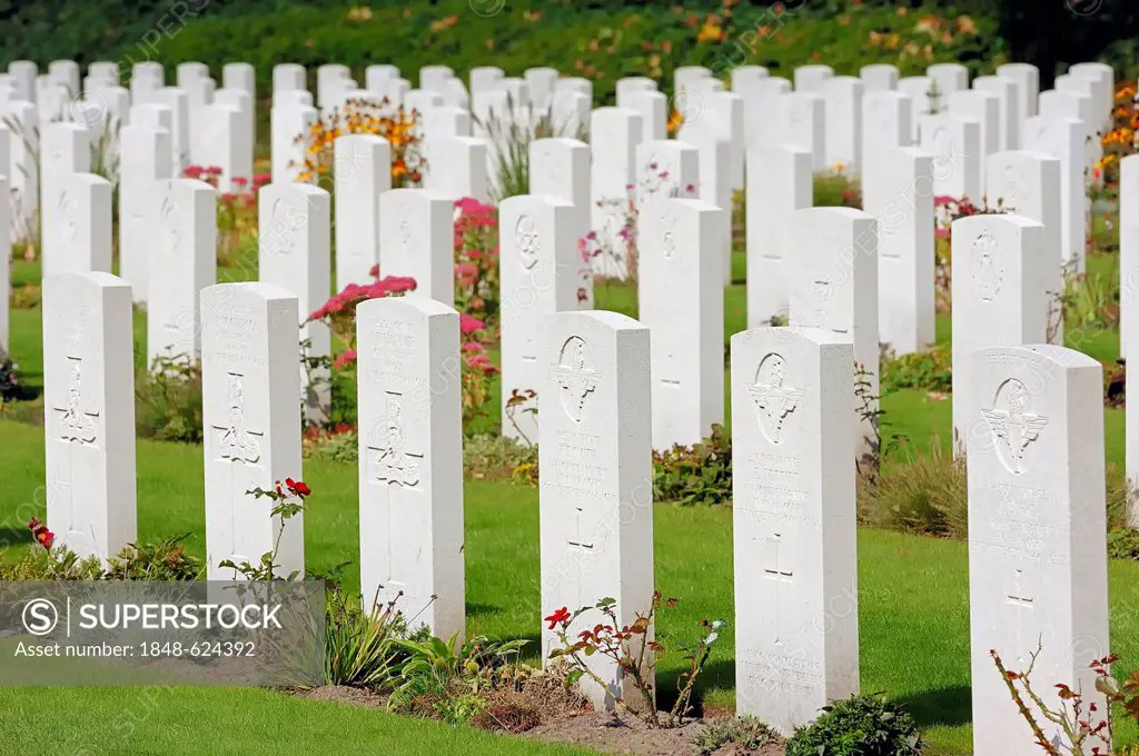 Grave stones in Airborne Cemetery, Arnhem Oosterbeek War Cemetery, Oosterbeek, Arnhem, Gelderland, Netherlands, Europe